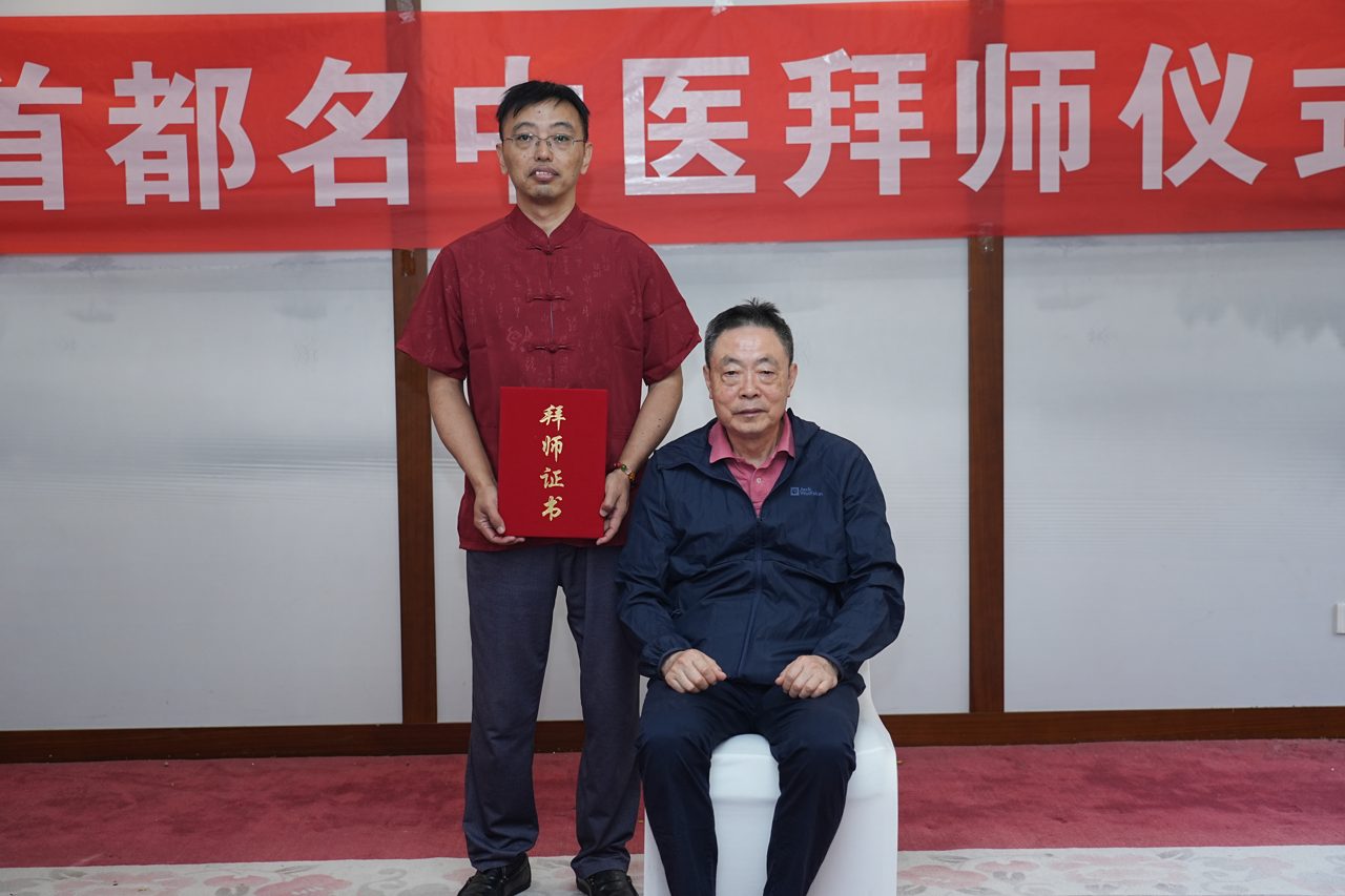 冯常兴与非遗清宫正骨第七代传承人王庆甫教授合影